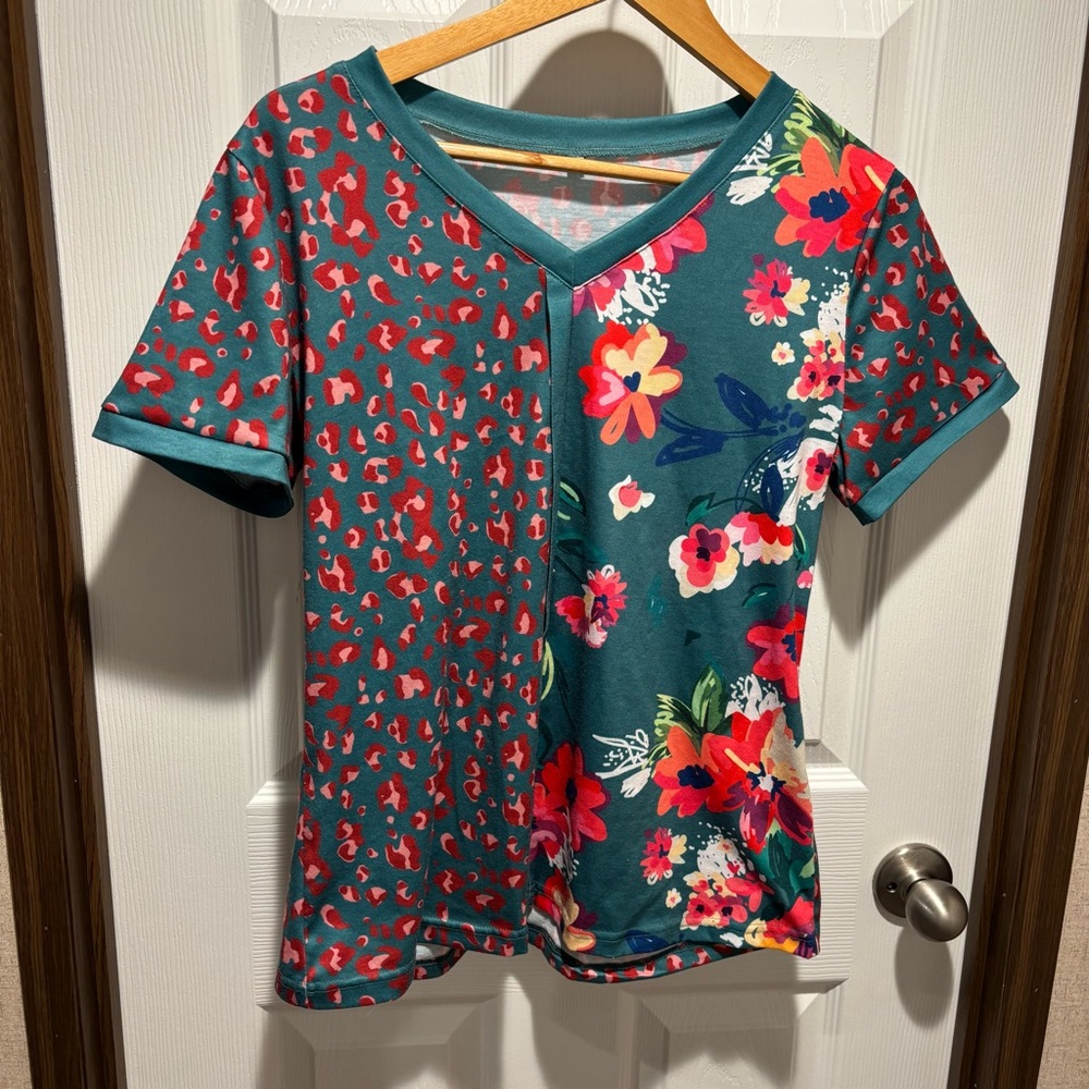 Boutique Floral and Leopard Print V-Neck Top Size Large NWOT